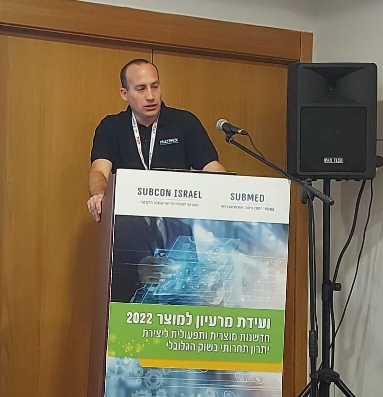 תמונה 1: אהוד נוימן, סמנכ"ל מולטיפק פלסטיק מציג בוועידה "מרעיון למוצר" 2022.