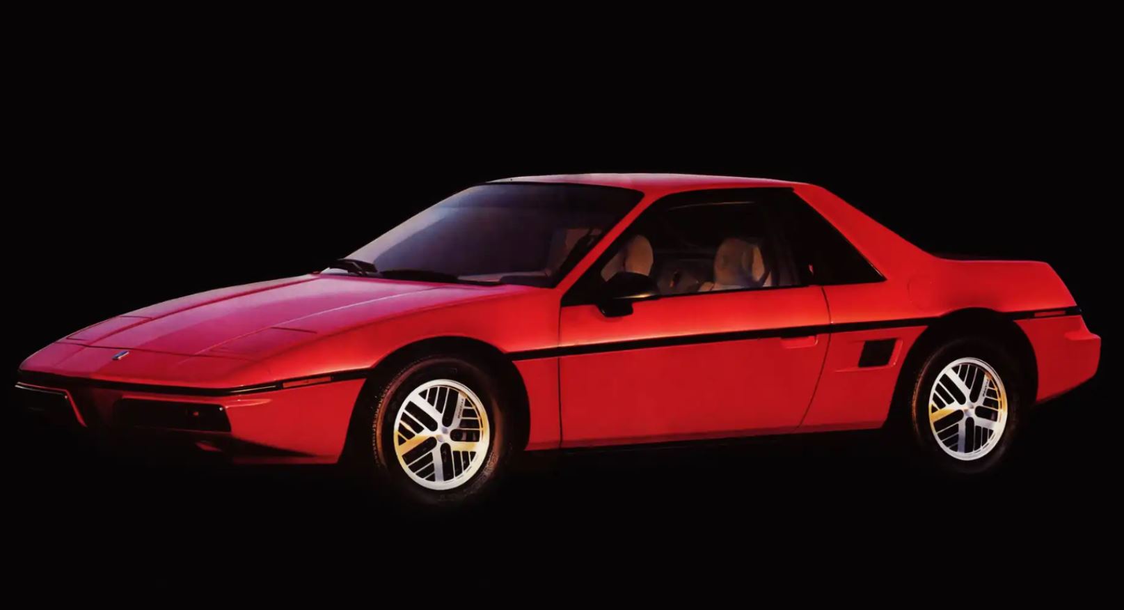 תמונה 1: הפונטיאק פיירו "רכב הספורט הגרוע בהיסטוריה" בעל מרכב פלסטי שנטה לעלות באש ולא חסך במשקל.